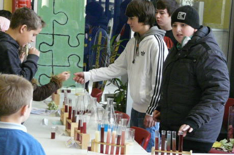 Sch�ler der 8c pr�sentieren die Chemiebrause