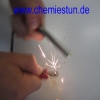 Bild: Feuer machen mit einem Zündstahl